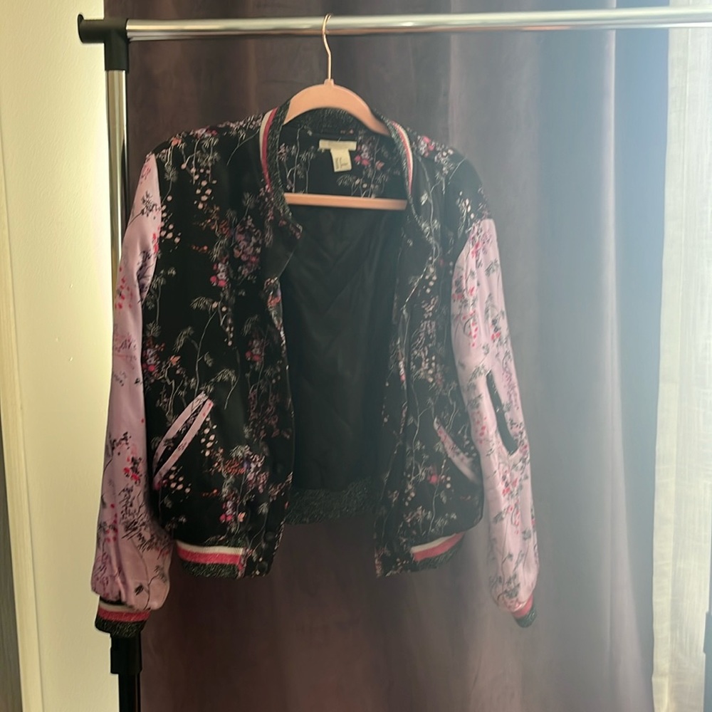 Bomber Jacket with a side arm pocket and two side pockets. Black/purple & comfy!